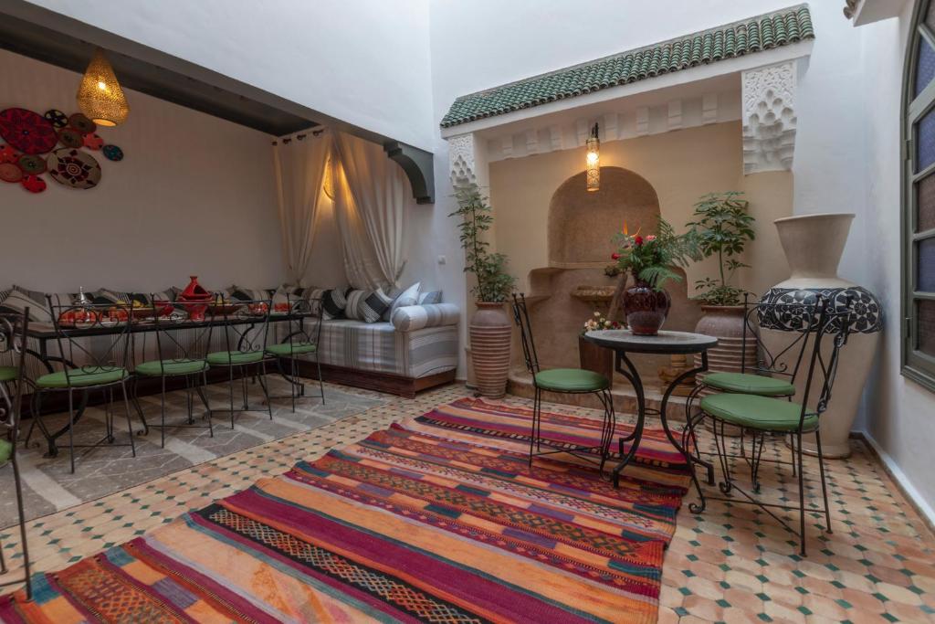 Posezení v ubytování Riad dar El Arsa Rooftop & jacuzzi
