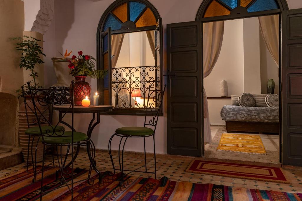 Postel nebo postele na pokoji v ubytování Riad dar El Arsa Rooftop & jacuzzi