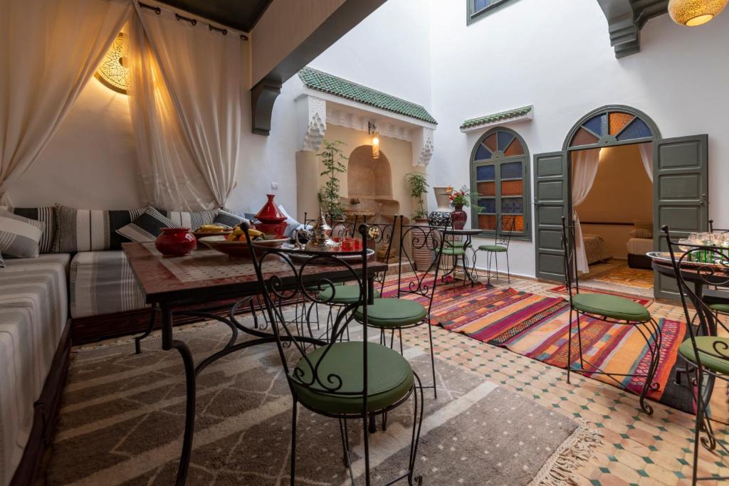 Posezení v ubytování Riad dar El Arsa Rooftop & jacuzzi