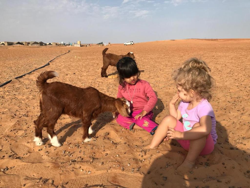 Kinderen die verblijven bij Wahiba Bedouin Rustic Camp