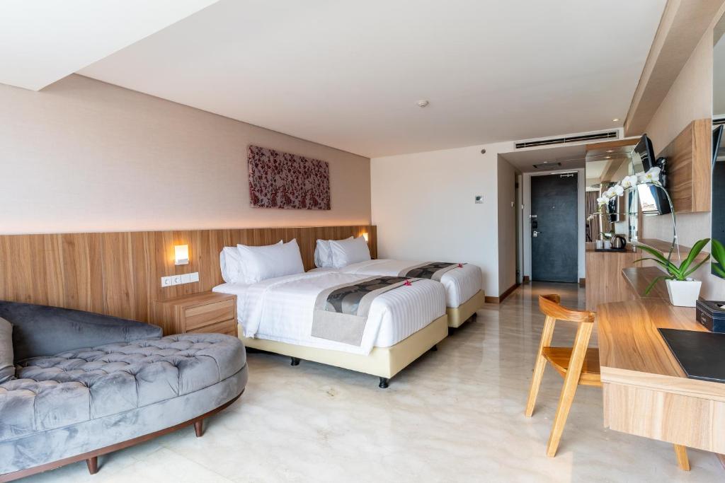 Postel nebo postele na pokoji v ubytování The Capital Hotel and Resort Seminyak