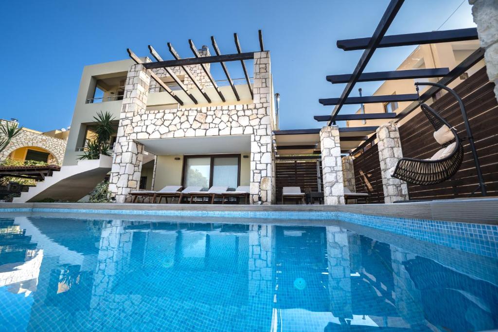 Bazén v ubytování Villa Majestic Crete heated pool and sauna nebo v jeho okolí