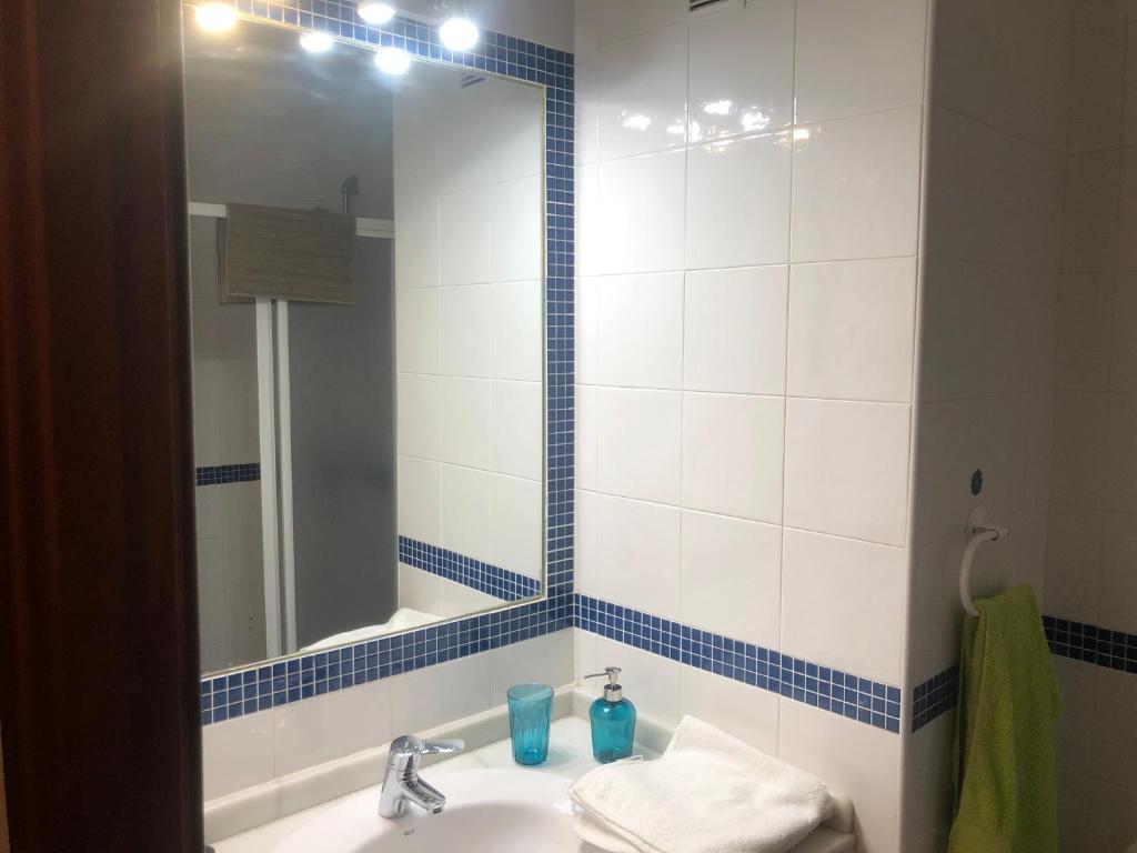 un baño con lavabo y espejo en PISO 1ª LINEA SANLUCAR DE BARRAMEDA, en Sanlúcar de Barrameda