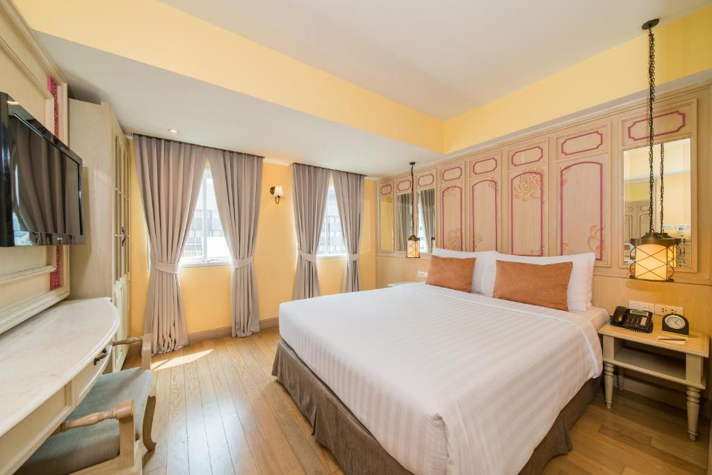 A bed or beds in a room at La Petite Salil Sukhumvit 11