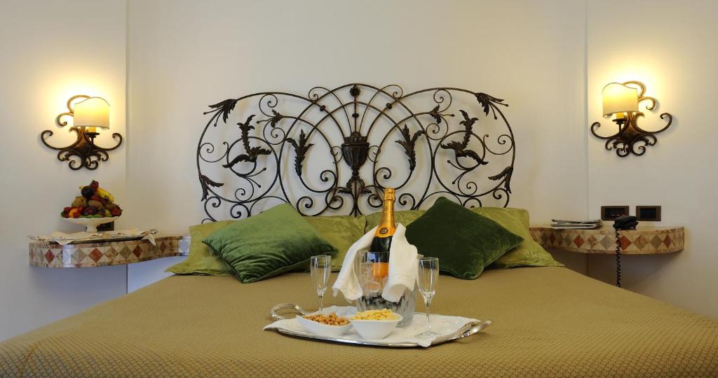 Postel nebo postele na pokoji v ubytování Hotel Farnese