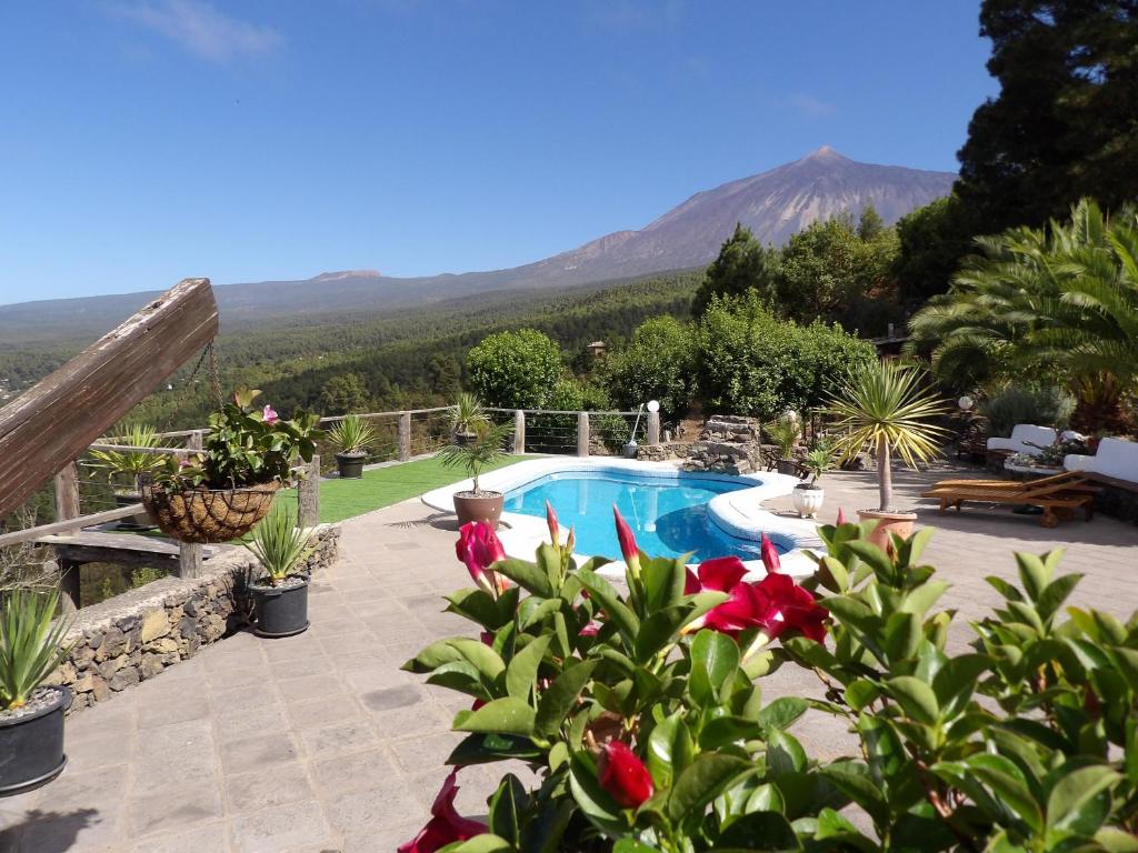 a swimming pool with a view of a mountain at CASA RURAL LA PERLA NEGRA in Icod de los Vinos