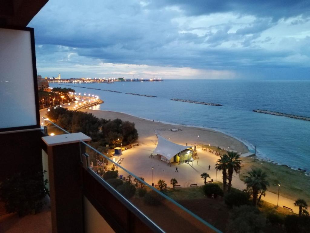 d'un balcon avec vue sur l'océan. dans l'établissement Rosa di mare, à Bari