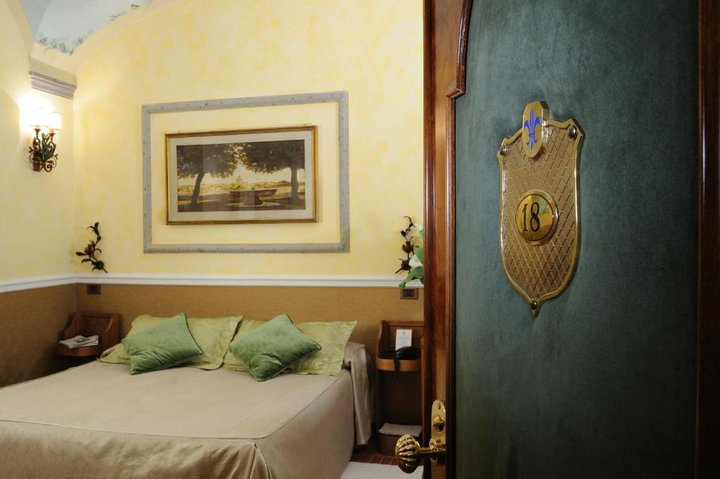 Postel nebo postele na pokoji v ubytování Hotel Farnese