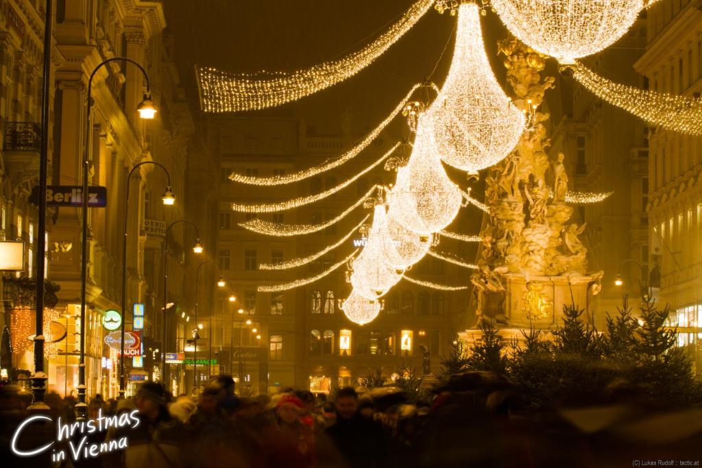 ウィーンにあるVienna homeのクリスマスの灯りを持って歩く人々