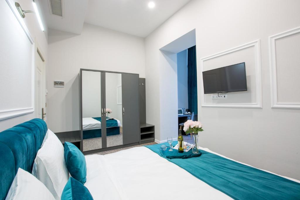 Postel nebo postele na pokoji v ubytování Royal Inn