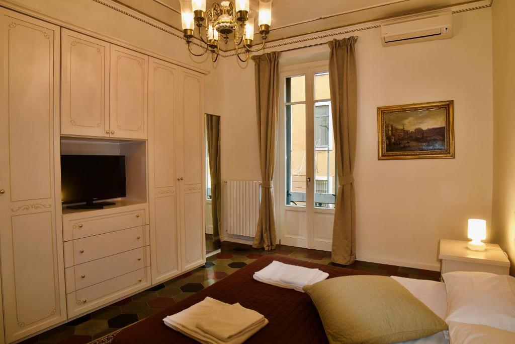 Telewizja i/lub zestaw kina domowego w obiekcie Splendido Trilocale zona Isola