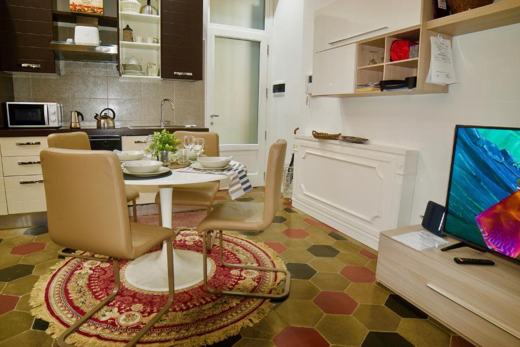 Kuchnia lub aneks kuchenny w obiekcie Splendido Trilocale zona Isola