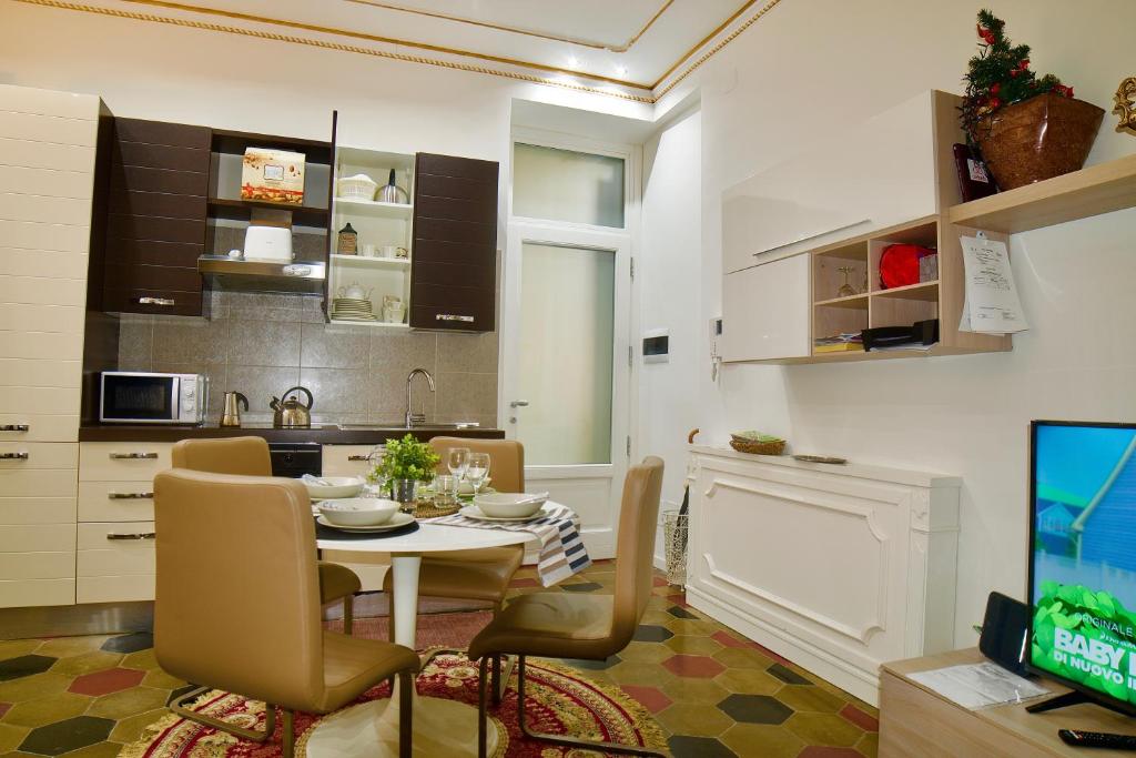 Kuchnia lub aneks kuchenny w obiekcie Splendido Trilocale zona Isola