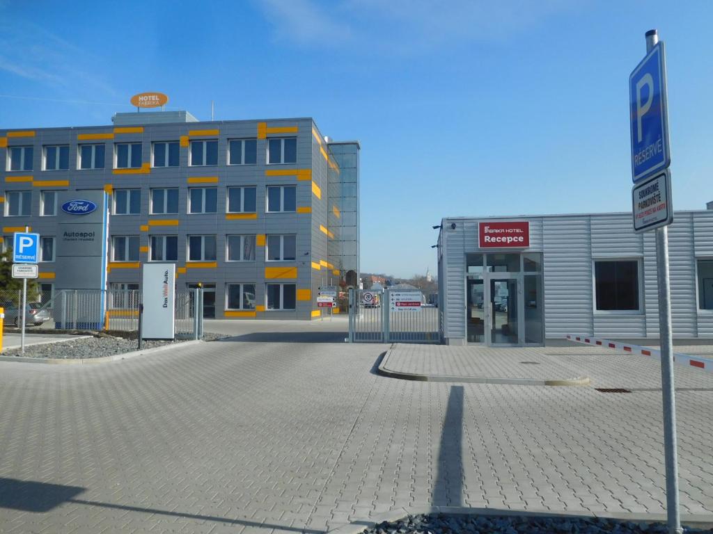 een lege parkeerplaats voor een gebouw bij Hotel Fabrika in Uherské Hradiště