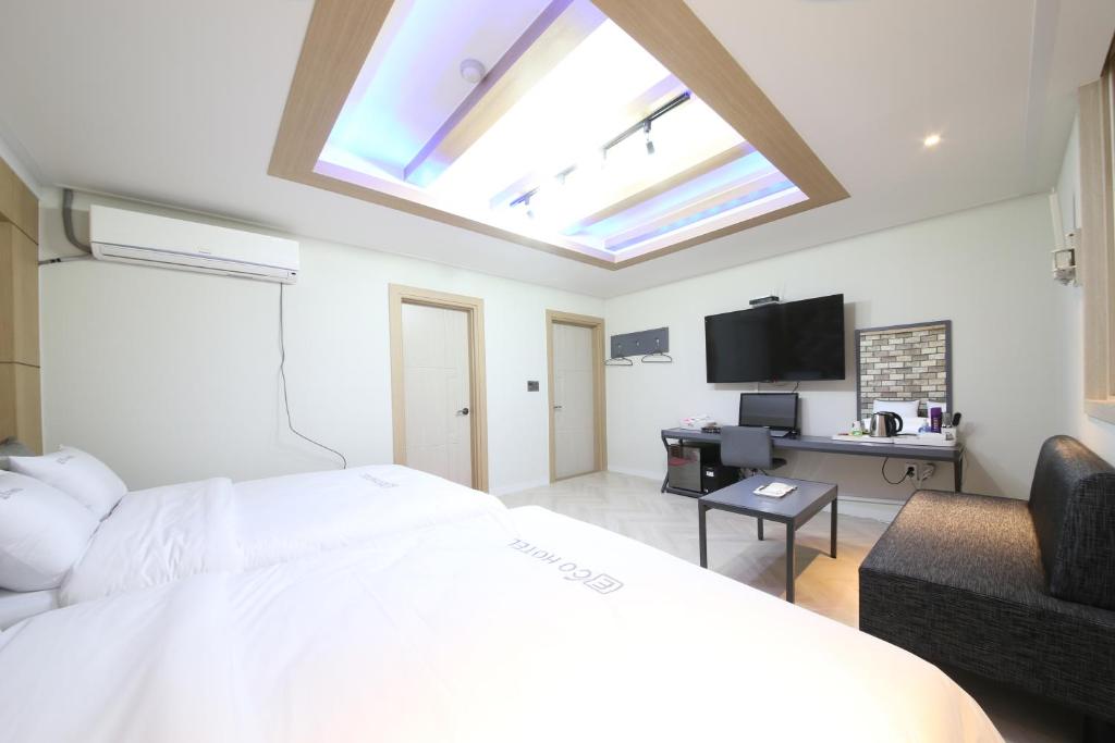 Televisyen dan/atau pusat hiburan di Eco Hotel