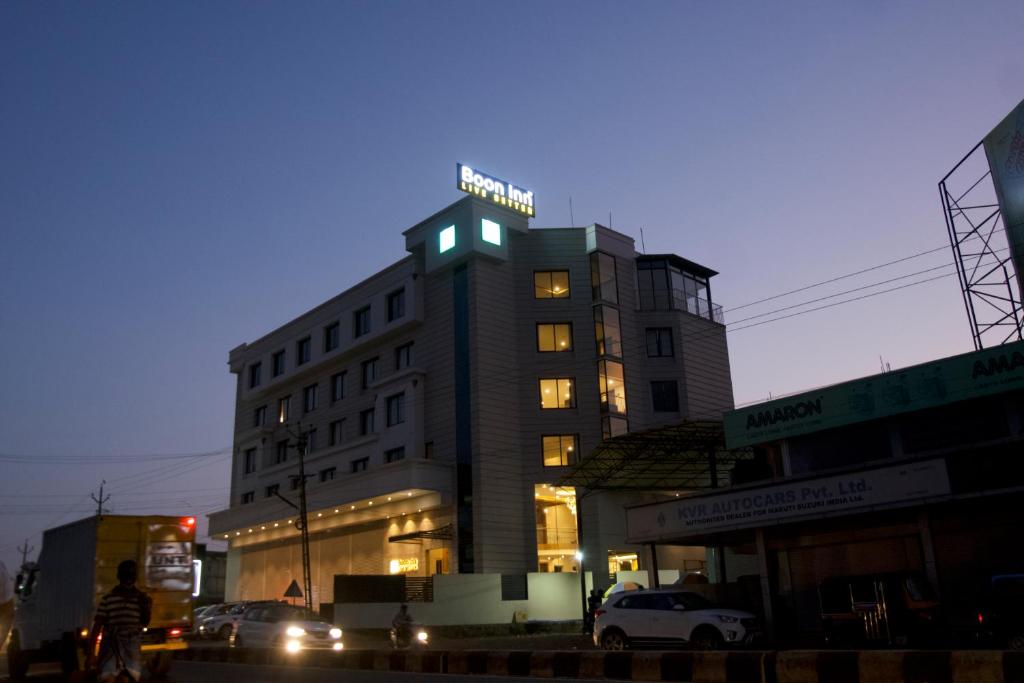 um edifício alto com luzes em cima em Boon Inn em Malappuram