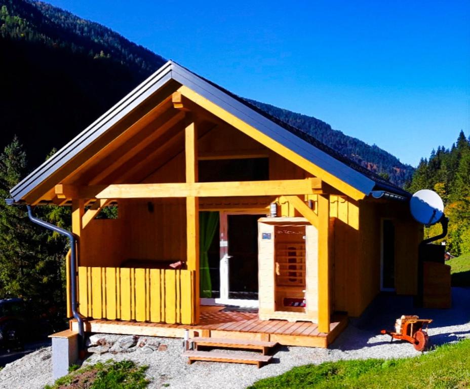 een tiny house met een grote veranda en een aestead bij Almhuette MeineZeit in Donnersbachwald