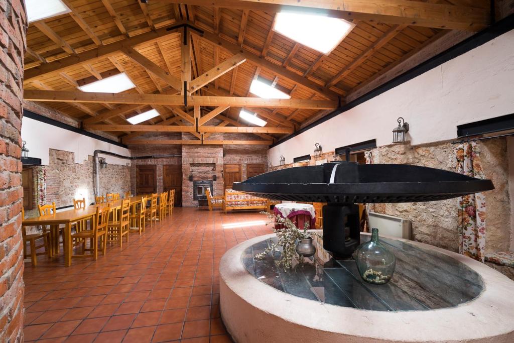 萊爾馬的住宿－Albergue Molino Solacuesta，一张大桌子和一张大黑伞