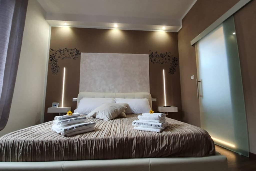 una camera da letto con un grande letto con asciugamani di casa ottaviano a Bologna