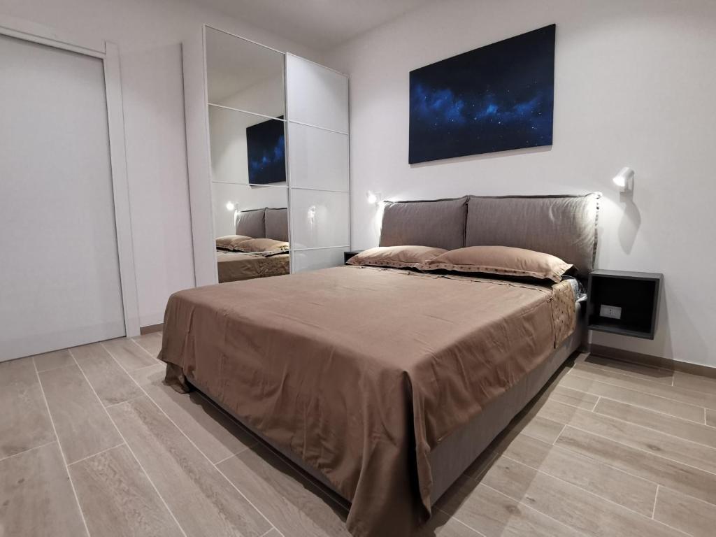ein Schlafzimmer mit einem großen Bett in einem Zimmer in der Unterkunft Betta splendens in Palermo