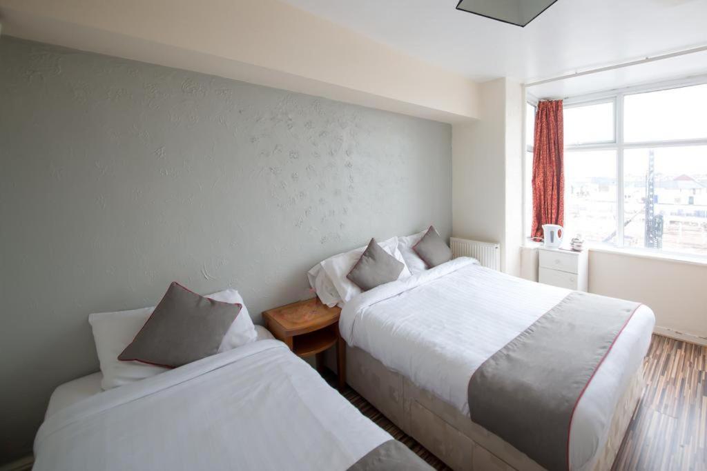 MyRoomz Hollingdales Hotel - Family Room With Private Bathroom
