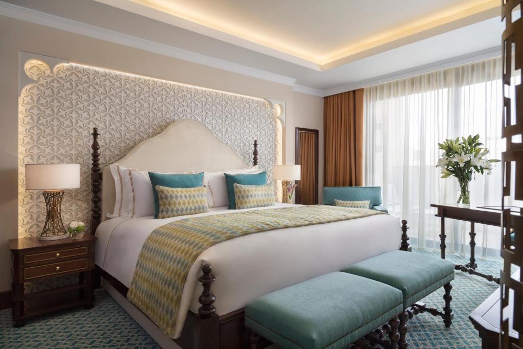 Postel nebo postele na pokoji v ubytování Al Najada Doha Hotel by Tivoli