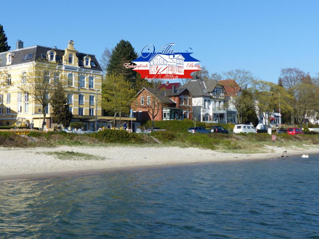 budynek na brzegu plaży nad wodą w obiekcie Villa Kaethe Borby w mieście Eckernförde