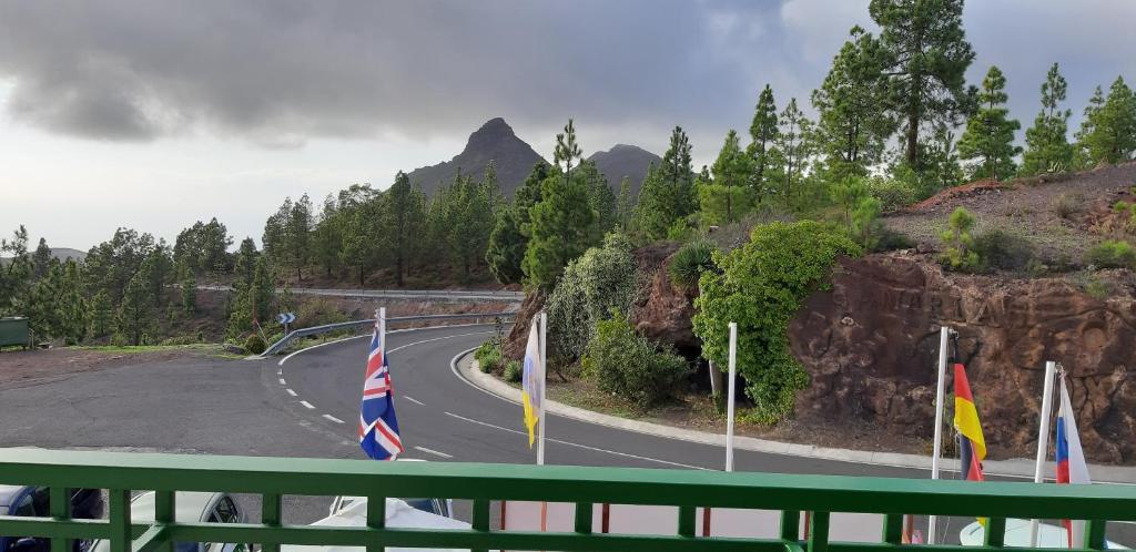 uma estrada sinuosa com bandeiras no lado de uma montanha em Casa Altavista em Vilaflor