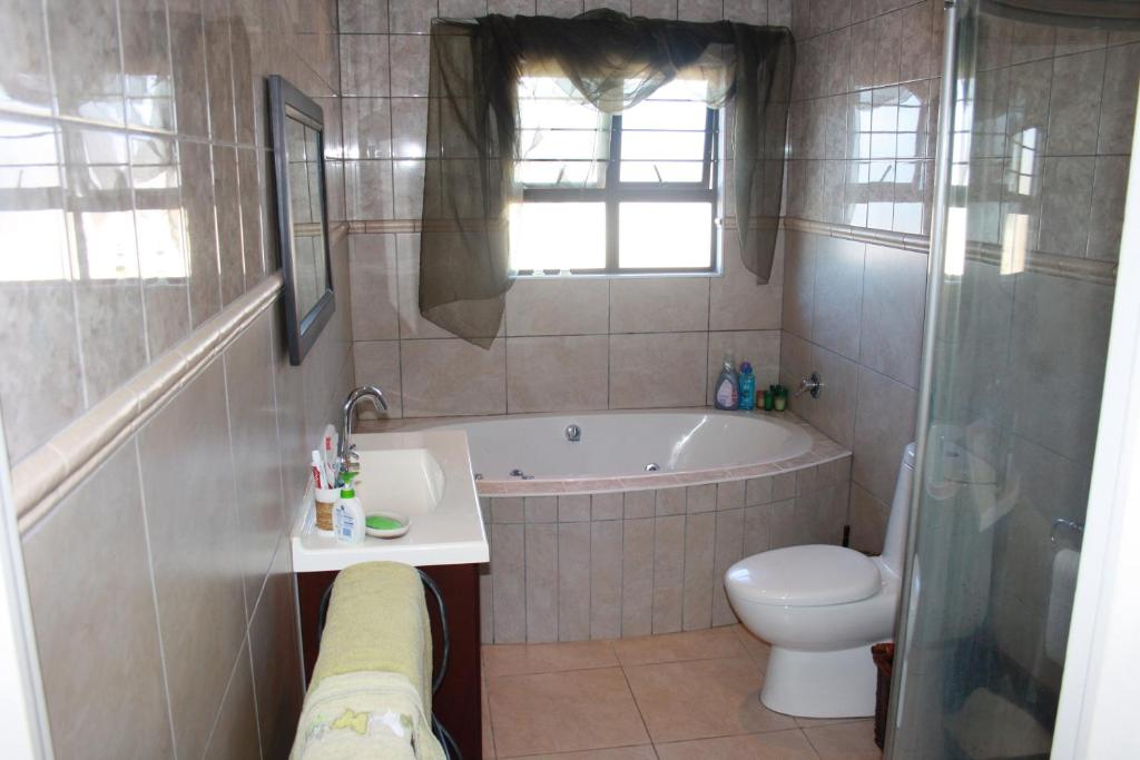 Sanlou - Four-Bedroom House