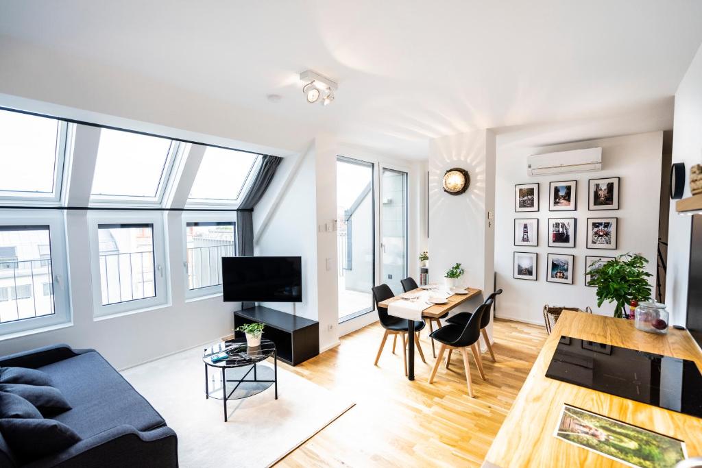 salon z kanapą i stołem w obiekcie Boutique Design-Apartments Vienna w Wiedniu