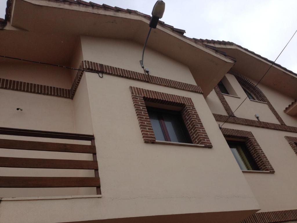 un edificio con una ventana y escaleras. en Las Eras, en Talveila