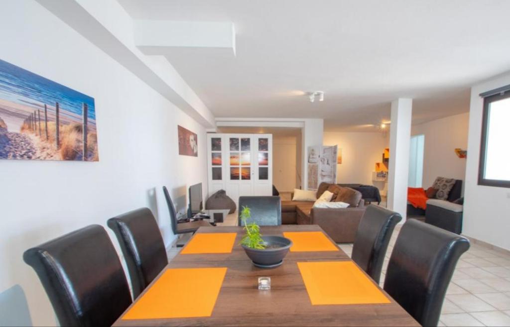 uma sala de jantar com mesa e cadeiras em Las Arecas Apartment em Playa Blanca