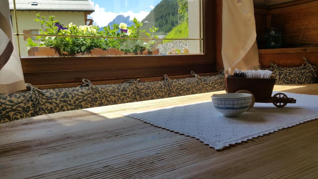 a bowl of tooth brushes sitting on a table with a window at Digonera Historic Hotel B&B in Rocca Pietore
