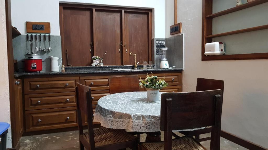 Kuchyň nebo kuchyňský kout v ubytování CHARAKAMA Guest Bungalow - GAMPAHA