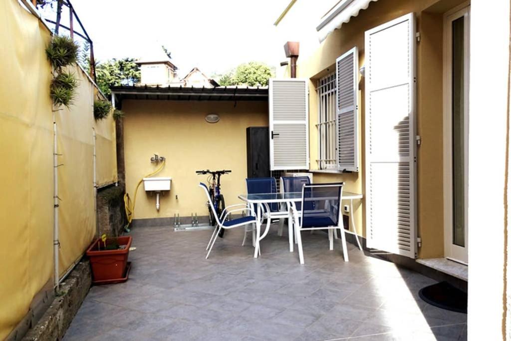 un patio avec des chaises et une table dans un bâtiment dans l'établissement Serafina's House, à Borgio Verezzi