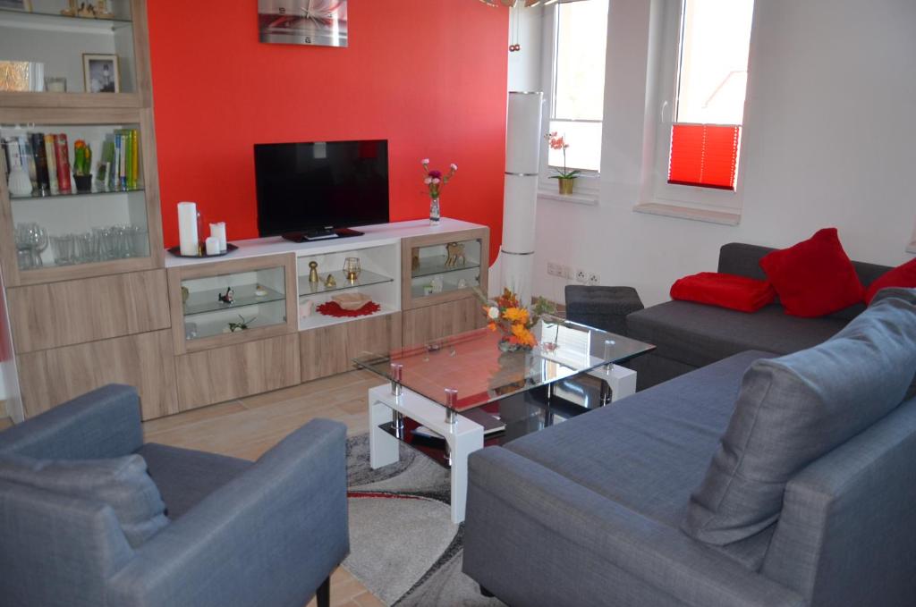 uma sala de estar com dois sofás e uma televisão em Ferienwohnung Zenobia em Neu Roggentin