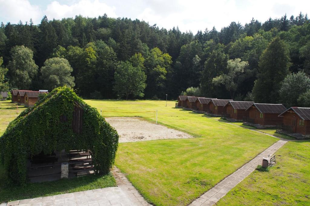 eine Luftansicht eines Feldes mit einer Reihe von Hütten in der Unterkunft Camping Fox Český Krumlov in Kájov