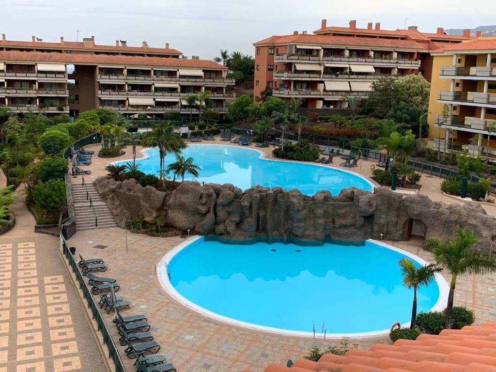 Výhľad na bazén v ubytovaní Piso Jardines del Teide en el Puerto de la Cruz alebo v jeho blízkosti