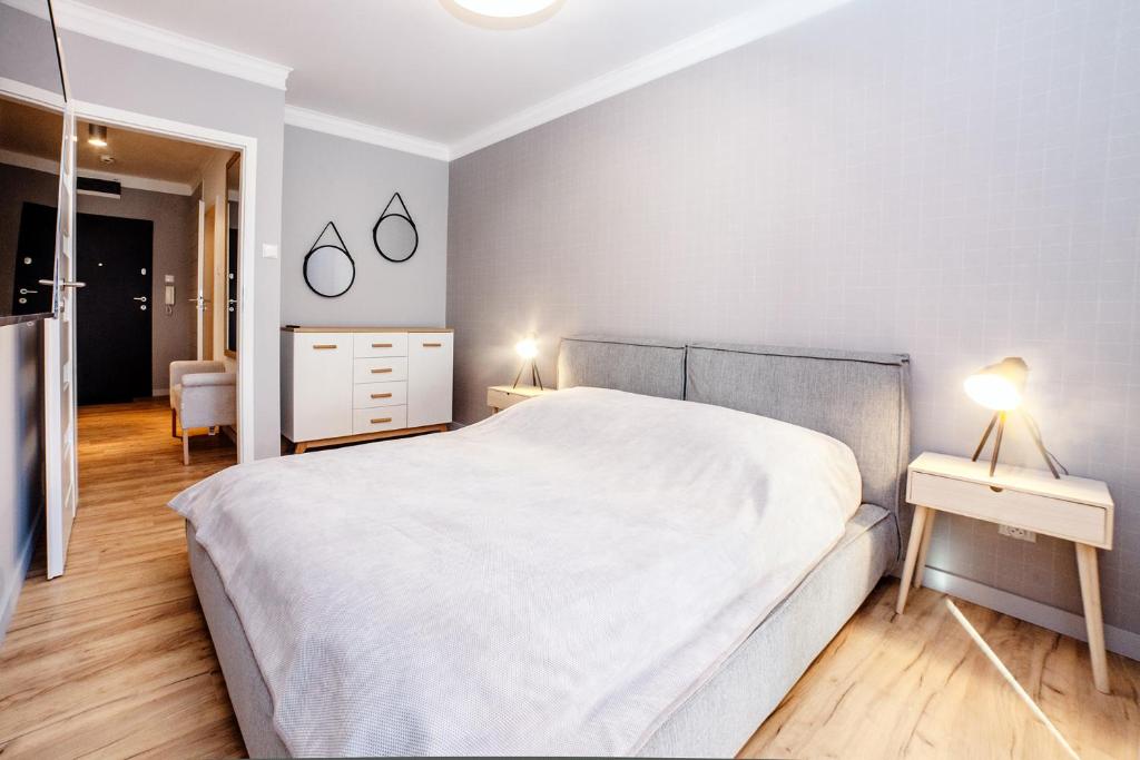 Posteľ alebo postele v izbe v ubytovaní FARO Apartamenty Polanki Park z basenami