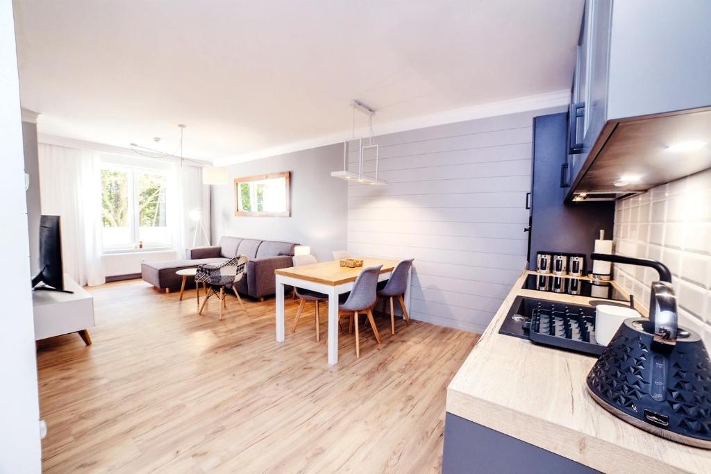 Kuchyňa alebo kuchynka v ubytovaní FARO Apartamenty Polanki Park z basenami