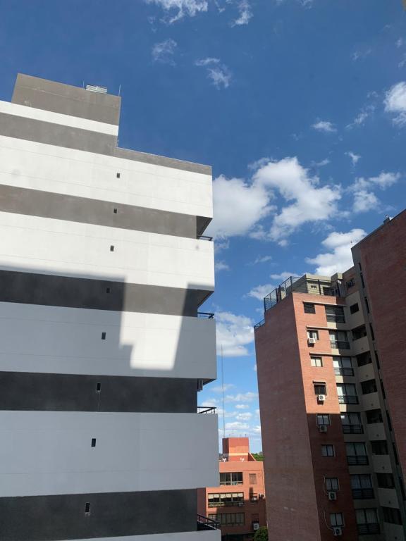 vistas laterales a un edificio de una ciudad en Wanderlust en San Miguel de Tucumán