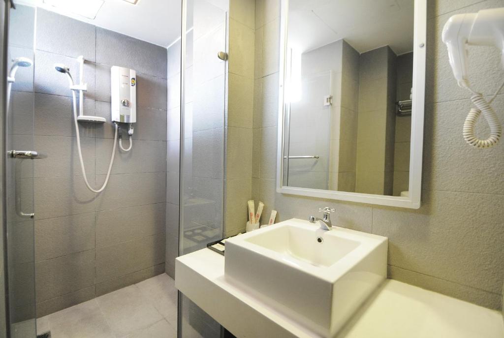 Koupelna v ubytování Celyn City Hotel