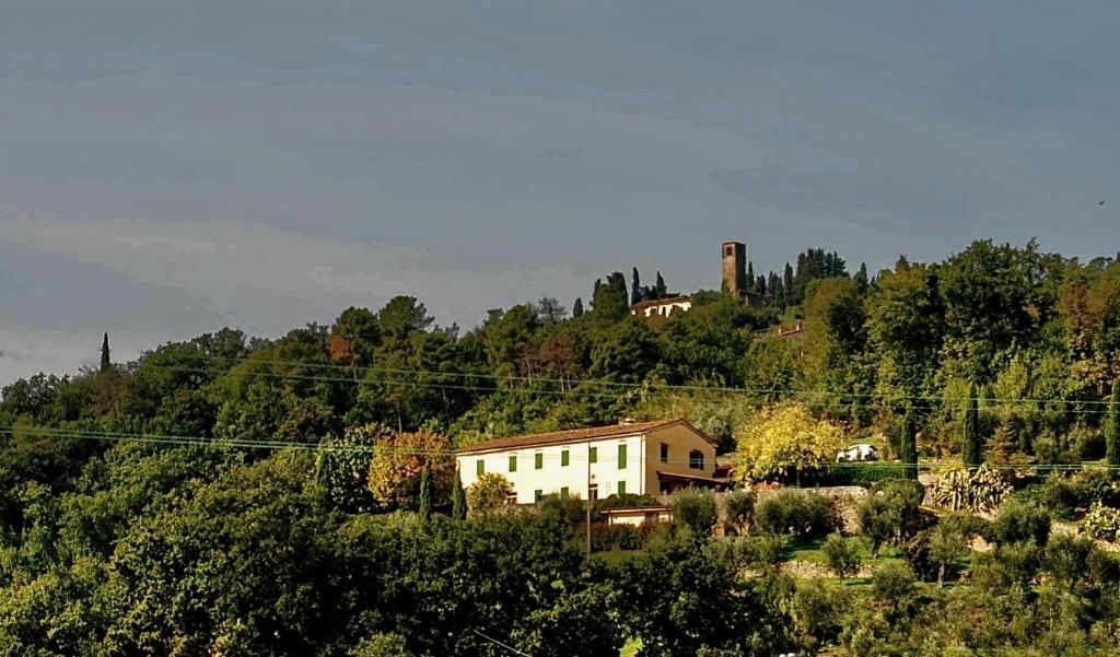 una casa in cima a una collina con un castello di Country Villa La Bella Vista a Ponte Nuovo