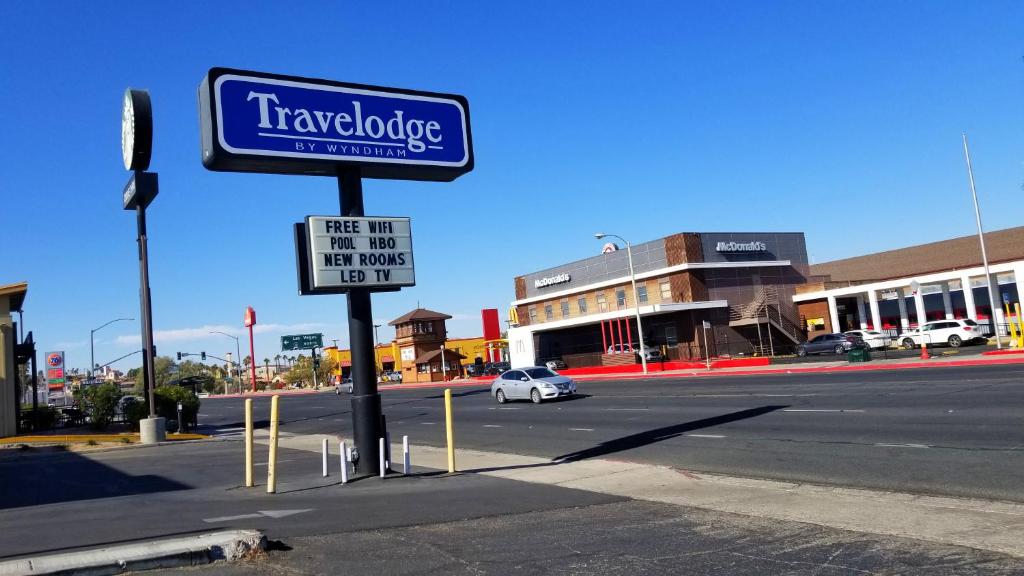 een bord voor een travelodge supermarkt in een stadsstraat bij Travelodge by Wyndham Barstow in Barstow