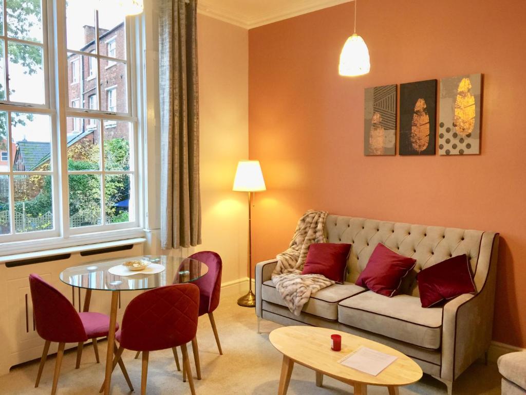 sala de estar con sofá y mesa en Velvet Nest 5 min walk from train station en Leamington Spa