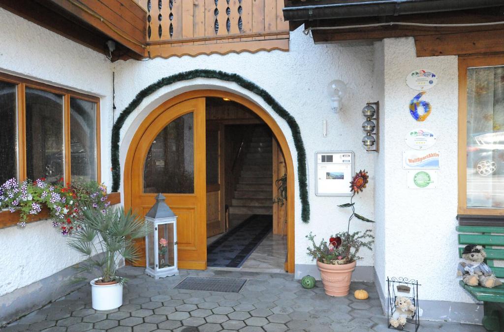 una entrada a un edificio con puerta de madera en Maurer Ferienwohnungen, en Bodenmais