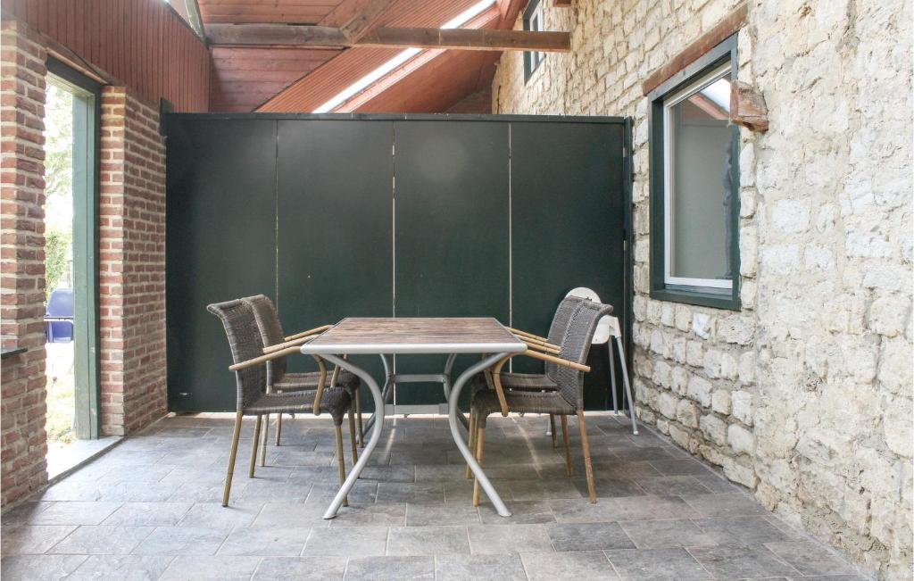 een houten tafel en stoelen op een patio bij Vakantiewoning 3 in Simpelveld