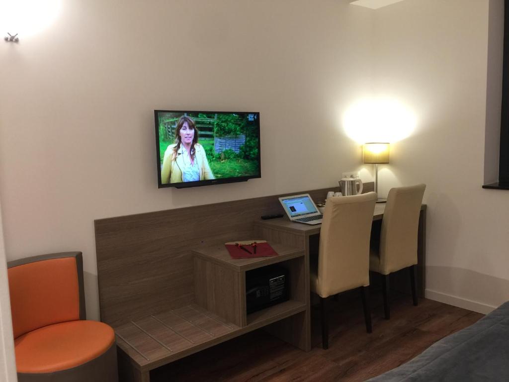 TV a/nebo společenská místnost v ubytování cité impériale ye