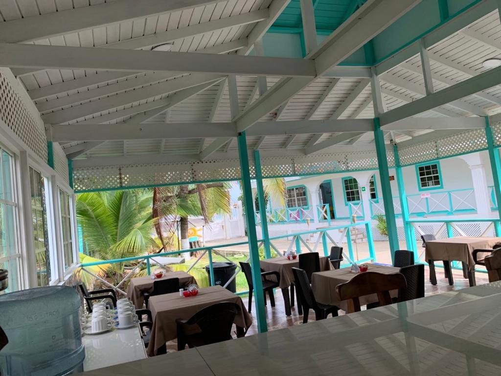 Uma área de estar em Villa Sunny Days
