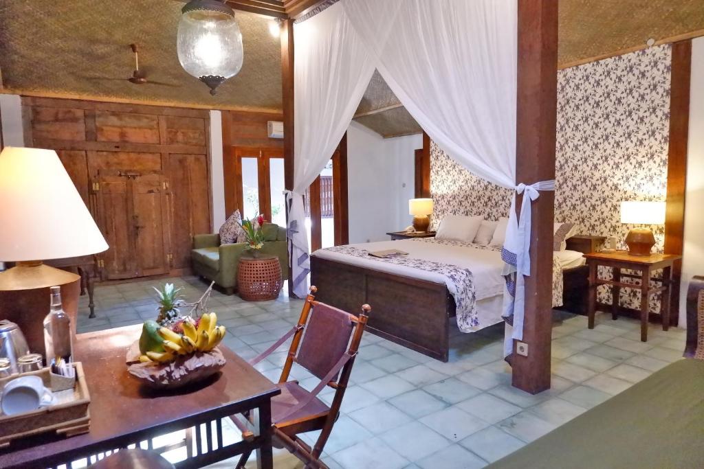 una camera da letto con un letto e un tavolo con banane di D'omah Yogya Hotel a Yogyakarta